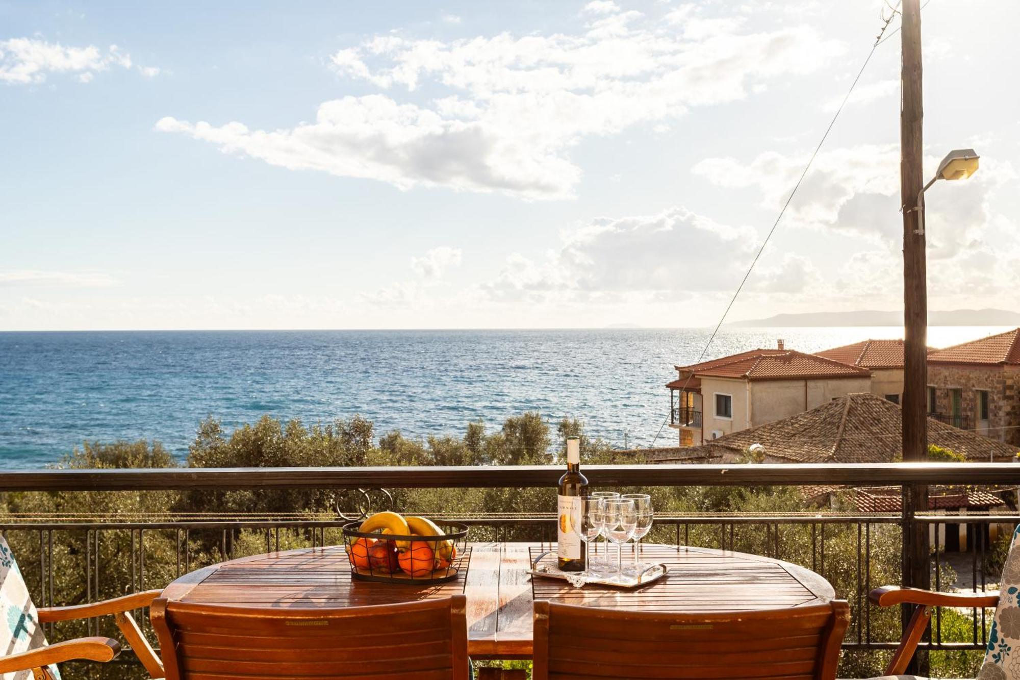 Sunset Serenity - Kardamili Seaside Getaway Exterior photo
