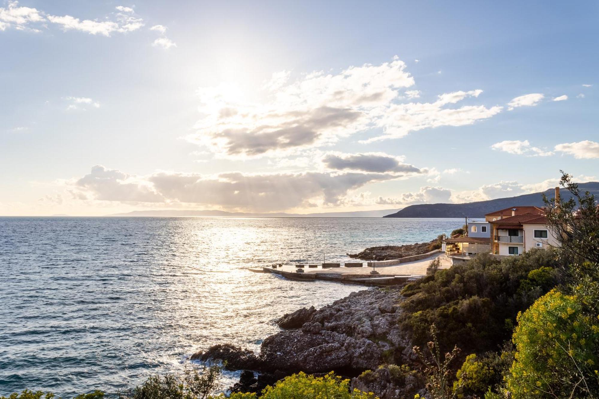 Sunset Serenity - Kardamili Seaside Getaway Exterior photo